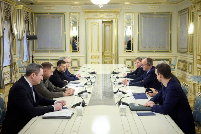Zelenski pledează pentru încheierea pe cale diplomatică a războiului şi sugerează desfăşurarea de trupe străine în Ucraina