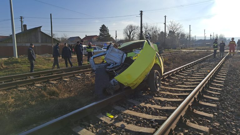 Un taximetrist care s-a urcat băut la volan a scăpat ca prin minune după ce mașina sa a fost zbrobită de un tren, la Piciorul Lupului/VIDEO