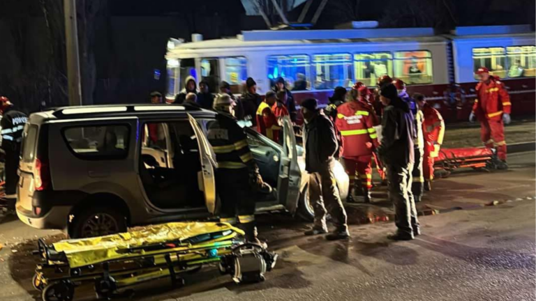 Accident bizar pe Calea Chișinăului: Două mașini s-au izbit, iar una dintre ele a „zburat” peste liniile de tramvai