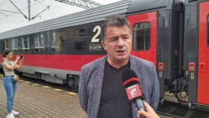 Cu venituri de 11.000 de euro pe lună, șeful CFR spune că nici o scară de bloc n-ar conduce cu doar 13.000 de lei lunar