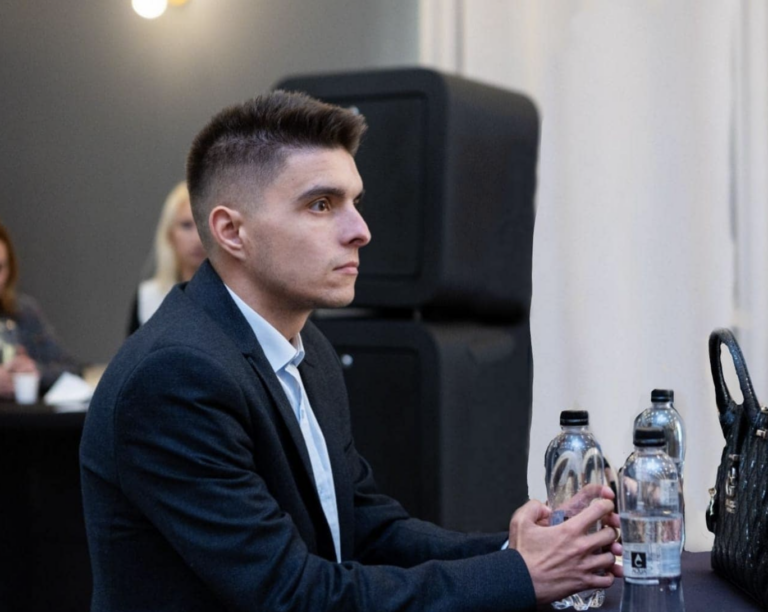 Defapt.ro: Protest în fața Ministerului Sănătății pentru demiterea lui Rafila