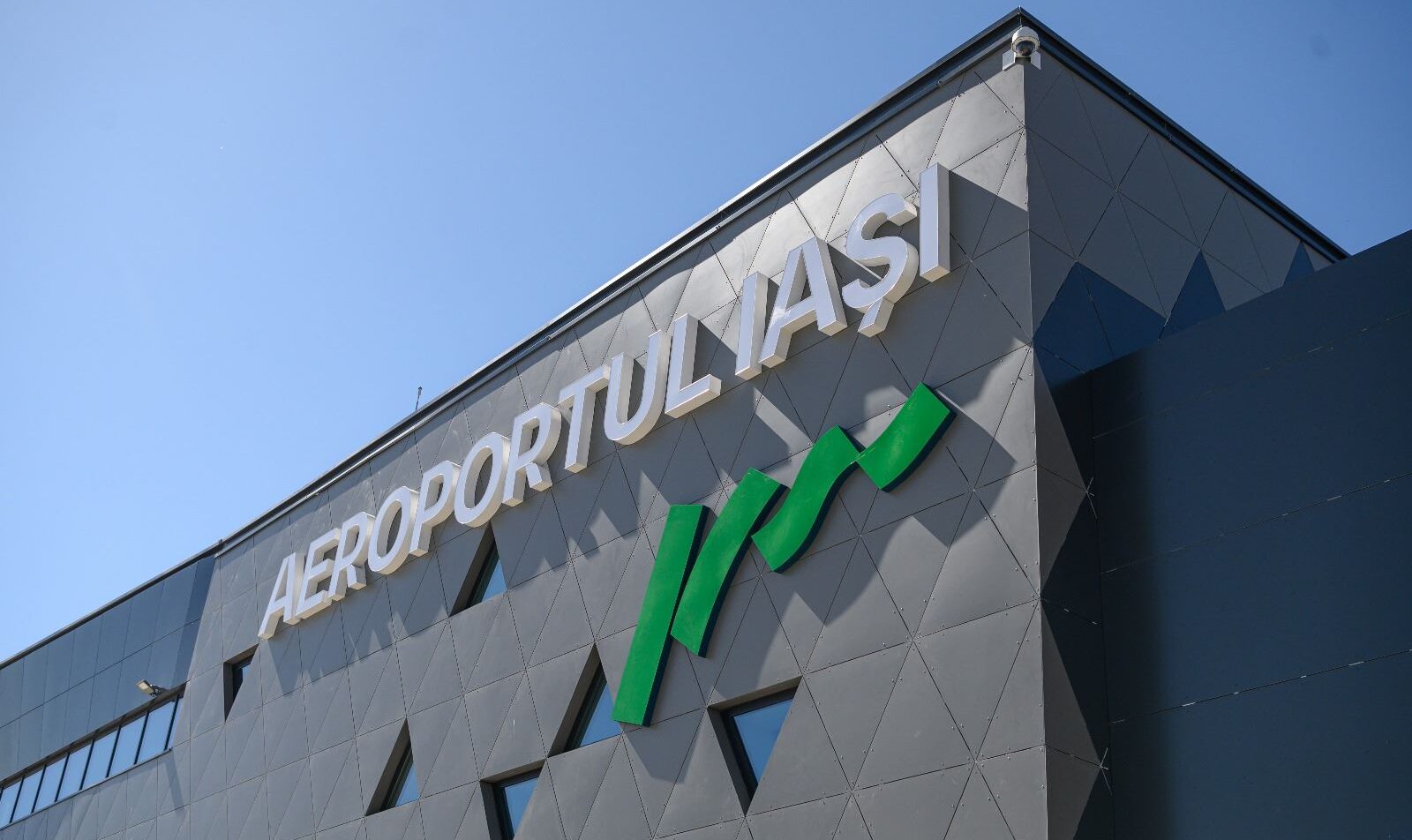 Aeroportul și-a asigurat consumul de energie electrică pe tot anul viitor. Licitația a fost adjudecată în ajun de Crăciun, cu doar 420 de lei mai puțin decât valoarea estimată