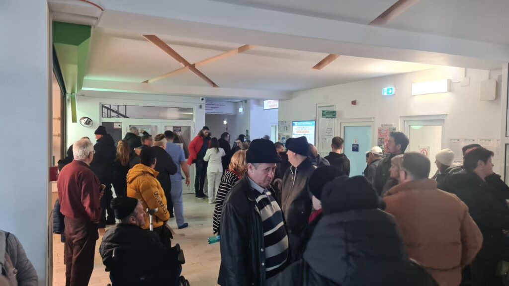 Aglomerație de nedescris în spitalele din Iași: la Recuperare, pacienții încap cu greu în holul de la triaj și așteaptă deja de mai multe ore – FOTO