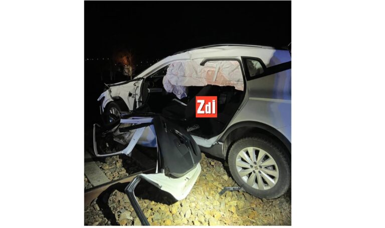 UPDATE FOTO Impact violent între un tren și un autoturism în comuna Dagâța: o victimă a rămas încarcerată