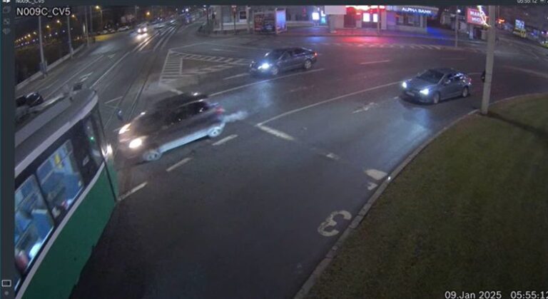 VIDEO Impact violent tramvai-mașină în Podu Roș. Șoferi, atenție la acest semafor cu timpi nepredefiniți din rond!