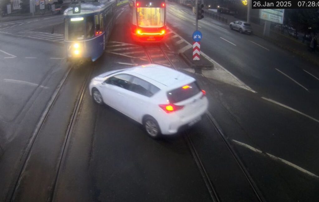  VIDEO – Tramvaiele „cad” ca popicele în Iași. Un nou accident, duminică dimineață