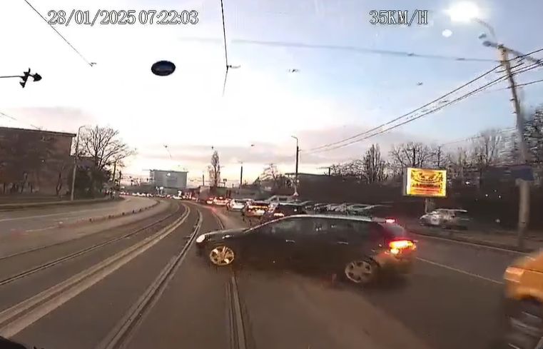 VIDEO - Încă un accident cu un tramvai la Iași. Impactul, surprins de camerele video
