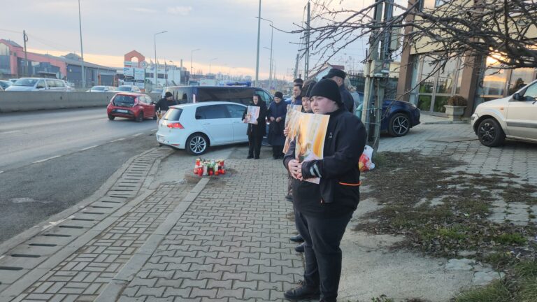FOTO/VIDEO Rudele și apropiații tânărului de 17 ani mort pe trecerea de pietoni pe 30 decembrie au ieșit în stradă, la marginea drumului European, în Valea Lupului