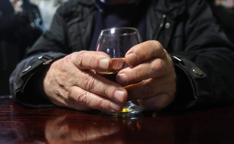 Bărbat de 74 de ani în stare gravă la Spitalul Parhon, medicii suspectează că a băut alcool tehnic