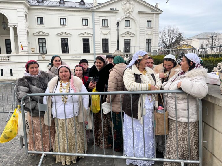 FOTO/VIDEO Slujba de Bobotează la Mitropolia Iași: „Am adus sticle, 5 litri vrem să luăm”