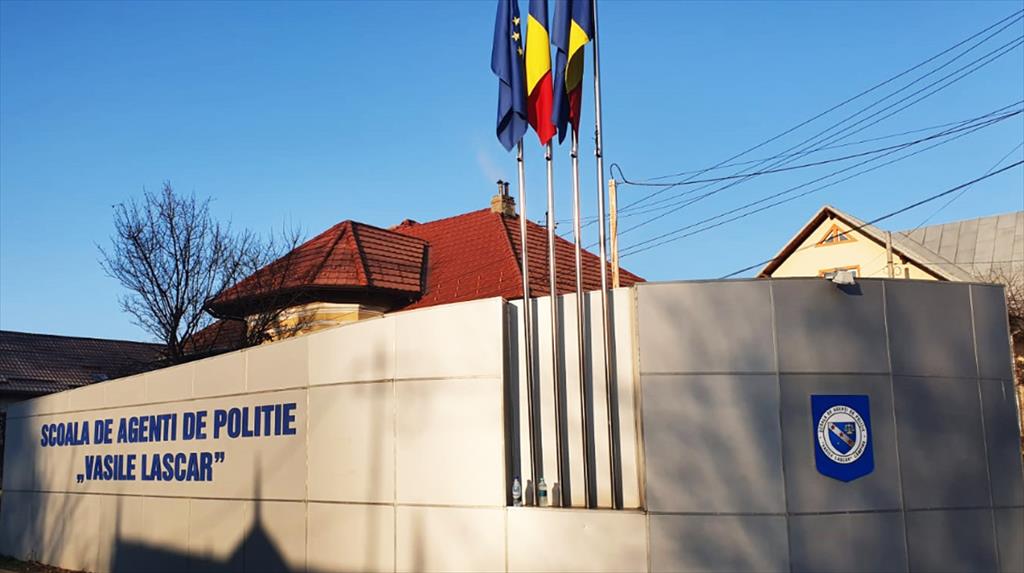 Tavan prăbușit peste un elev la căminul Școlii de Poliție din Câmpina. Sindicatul acuză „firmele de casă”