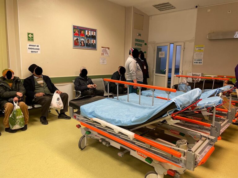 Un caz înduioșător – O femeie de 61 de ani cu handicap, nevoită să locuiască la UPU fiindcă sora, însoțitoare, a ajuns să fie internată la Socola