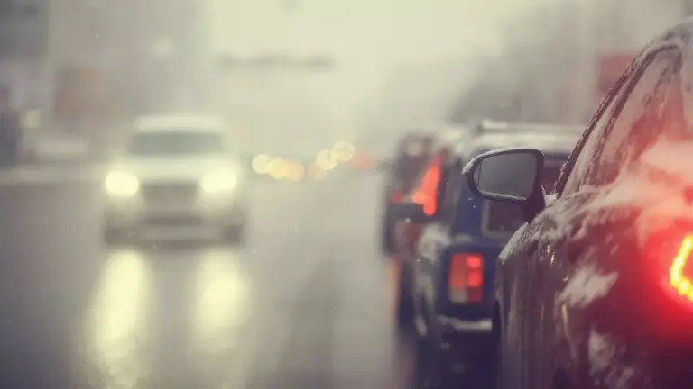 Vizibilitate scăzută și trafic îngreunat în mai multe județe din România