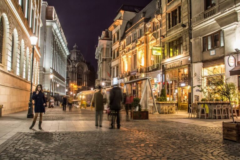 Dansuri lascive, alcool și telefoane deblocate cu funcția de recunoaștere facială. Cum erau jefuiţi străinii după ce se îmbătau la un club din Centrul Vechi al Capitalei