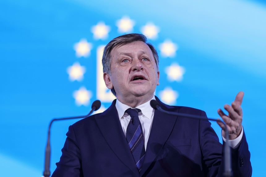 Crin Antonescu: „Cu mine preşedinte, politica se va întoarce în mâinile românilor. Asta înseamnă adio jocurilor din umbră, adio dosarelor deschise politic, adio intervenţiilor altor state. Cu românii la butoane. Nu cu „băieţii” din spate”