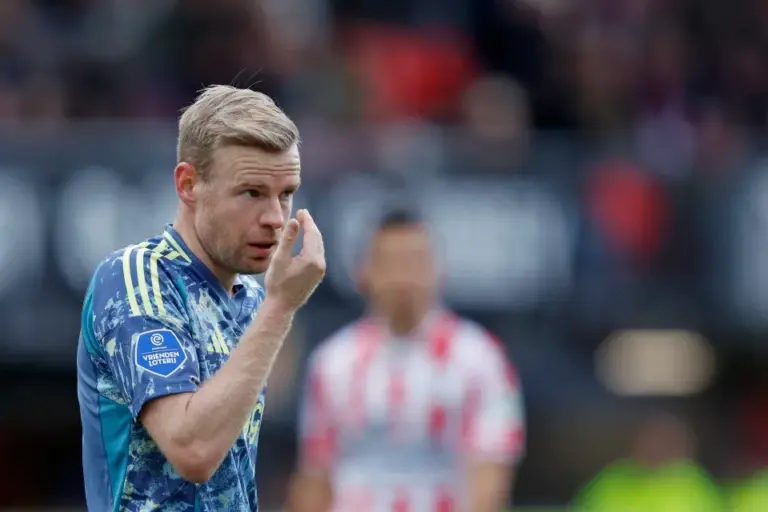 Caz neobișnuit: Un jucător al lui Ajax a luat cartonaș roșu, dar a jucat apoi tot meciul