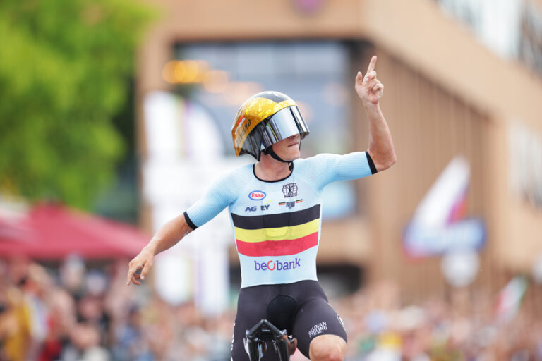 Ciclistul belgian Remco Evenepoel a rămas fără 9.000 de euro, după ce un poştaş i-a furat cardul bancar