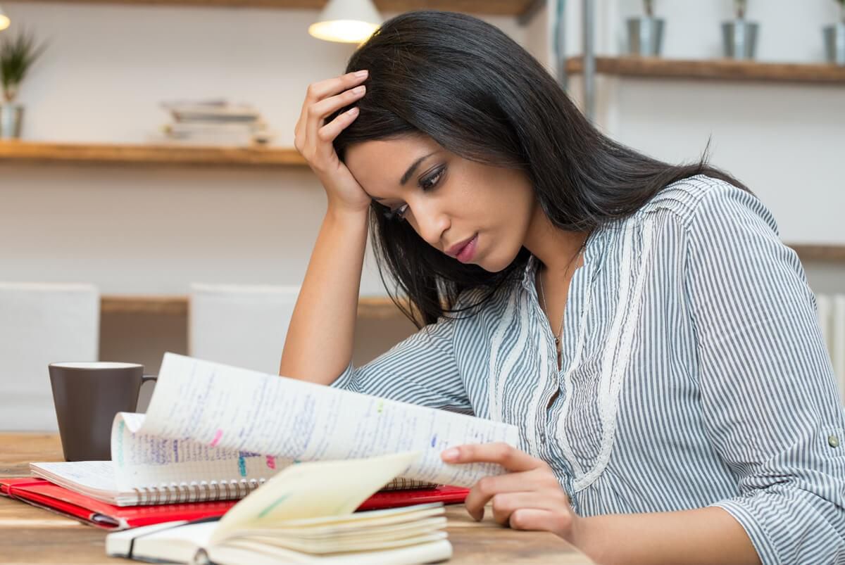 Cum să faci față stresului în sesiune? Tehnici de la un psihoterapeut specializat pe probleme studențești