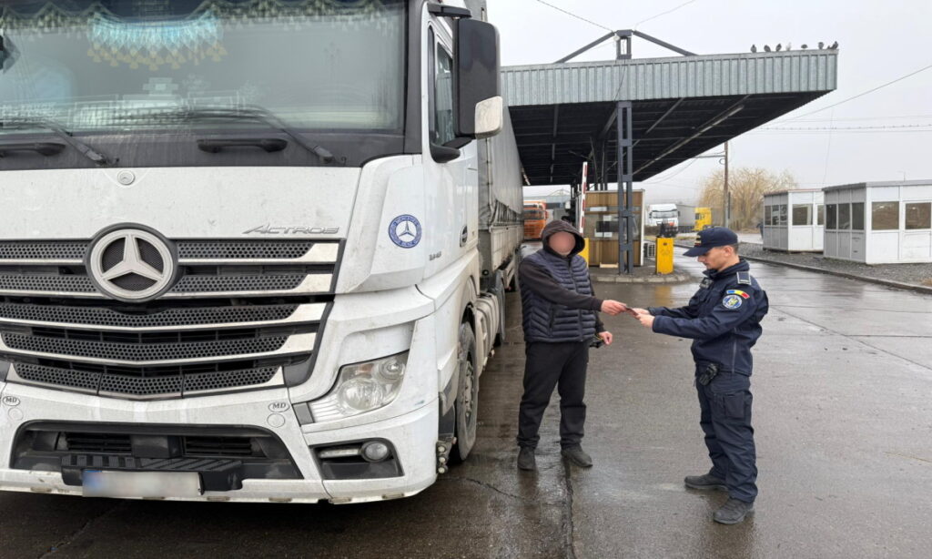  Din seria falsurilor descoperite la frontieră: moldovean prins cu ITP-ul contrafăcut