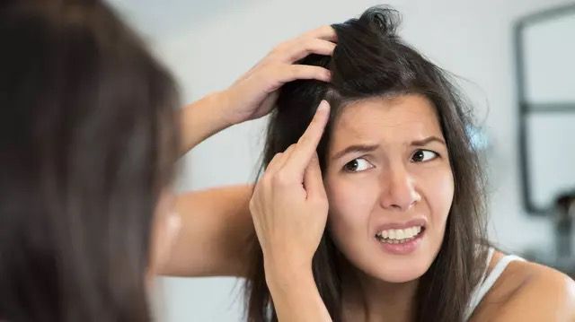 Firele albe la tineri: mituri și realități explicate de medicii dermatologi