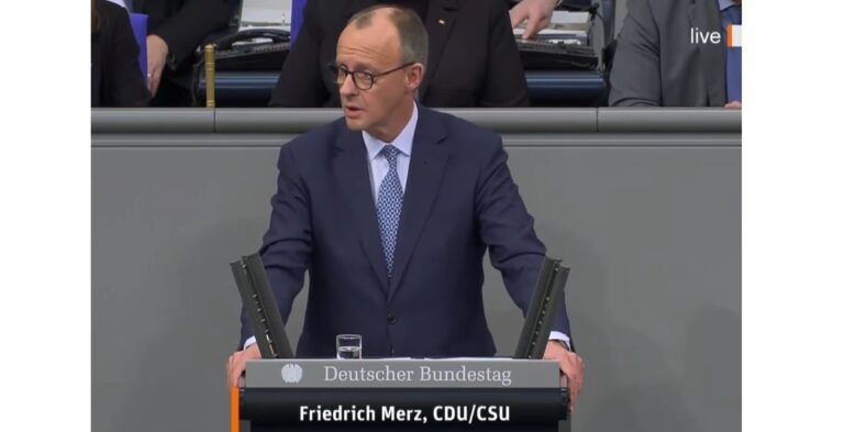 Proiectul de lege în materie de imigraţie, propus de conservatori şi susţinut de extrema dreaptă în Parlamentul german, a fost respins la vot