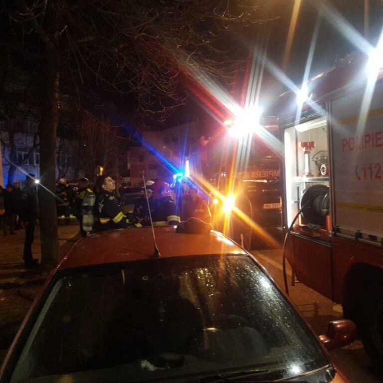 Un incendiu puternic a izbucnit într-o garsonieră din Vaslui. O persoană a suferit o intoxicaţie cu monoxid de carbon, iar alte trei au suferit atac de panică