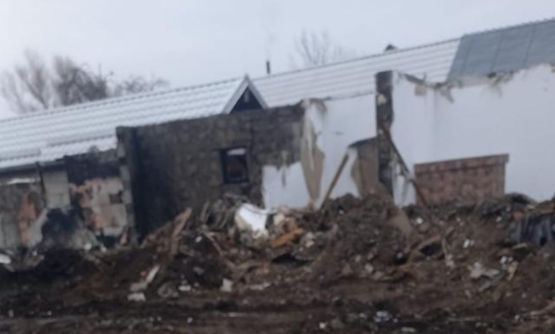 Minune la Ciprian Porumbescu: O carte de rugăciuni a rămas neatinsă după un incendiu devastator