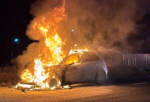 Incendiu la mașină: cum îl eviți, ca șofer, și ce trebuie să faci urgent când vezi fum sau foc? Doi specialiști din Iași și București ne spun tot ce e important