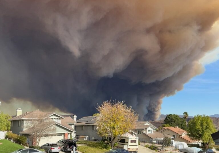 Un nou incendiu de vegetaţie a izbucnit la nord de Los Angeles