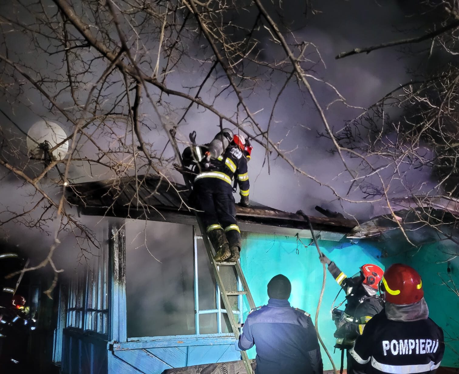 UPDATE/VIDEO Incendiu puternic la o casă din localitatea Păușești, județul Iași: O persoană a fost găsită carbonizată