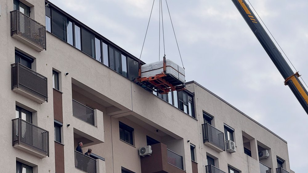  Spectacol: Un jacuzzi urcat cu macaraua la etajul 8 al unui bloc pentru fetele de la videochat. „Merită și ele momente de relaxare”
