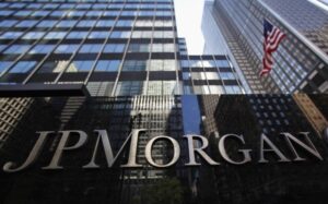Şefii marilor companii salută renunţarea lui Trump la noile tarife europene; directorul JP Morgan Europa: „O poziţie mai fermă a liderilor UE este foarte bună pentru business”