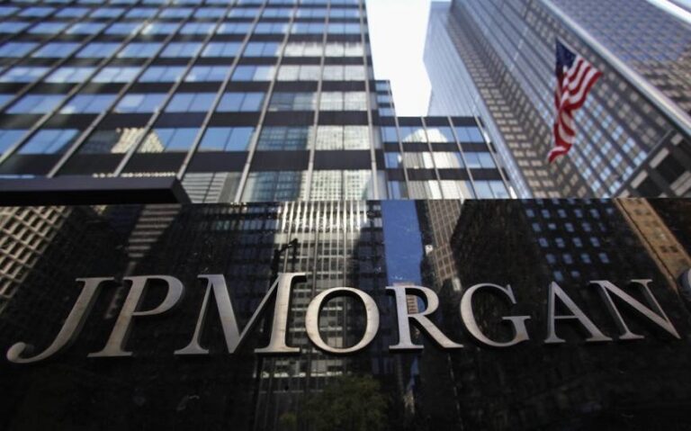 Şefii marilor companii salută renunţarea lui Trump la noile tarife europene; directorul JP Morgan Europa: „O poziţie mai fermă a liderilor UE este foarte bună pentru business”