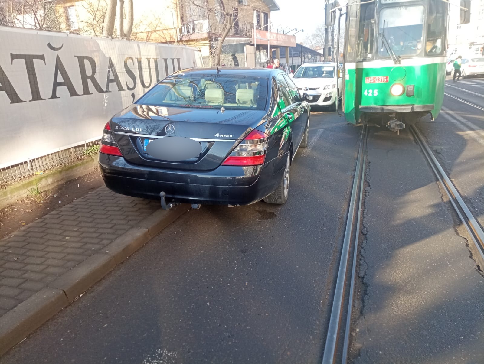 Circulație blocată în Tătărași Nord din cauza unui autoturism parcat în zona liniei de tramvai