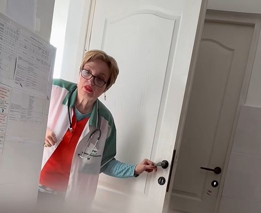Medic de familie din Vâlcea, filmat când își bate joc de un pacient: „Iar venişi? Hai la revedere! Ieşi afară de la mine din cabinet!” - VIDEO