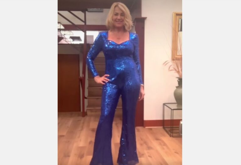Nadia Comăneci, apariţie strălucitoare într-o salopetă albastră la Globurile de Aur