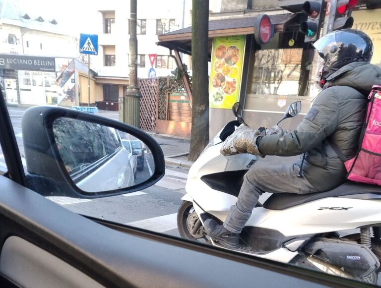 Gestul impresionant făcut de o româncă pentru doi nepalezi. „Când am devenit inimi de plastic?”  