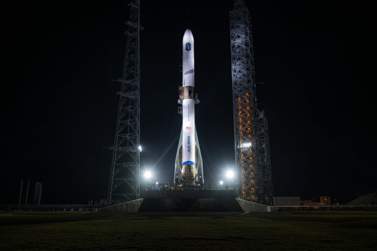 Bezos vs Musk: Lansarea rachetei New Glenn cu care Bezos voia să-l concureze pe Musk a fost anulată din cauza unor probleme tehnice