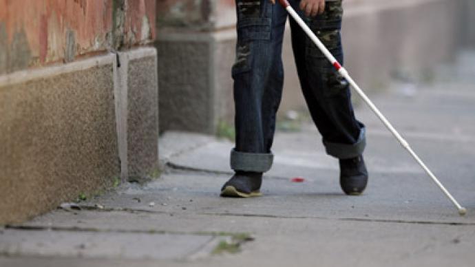 Câți bani iau însoțitorii persoanelor cu handicap vizual grav? Anul trecut, în decembrie, s-au plătit peste 80 milioane de lei