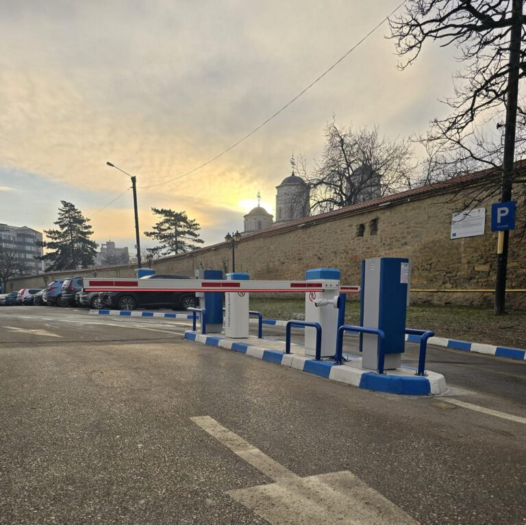 Primăria Iași a deschis parcarea publică de la Mănăstirea Golia după ce a transformat-o într-una mai modernă