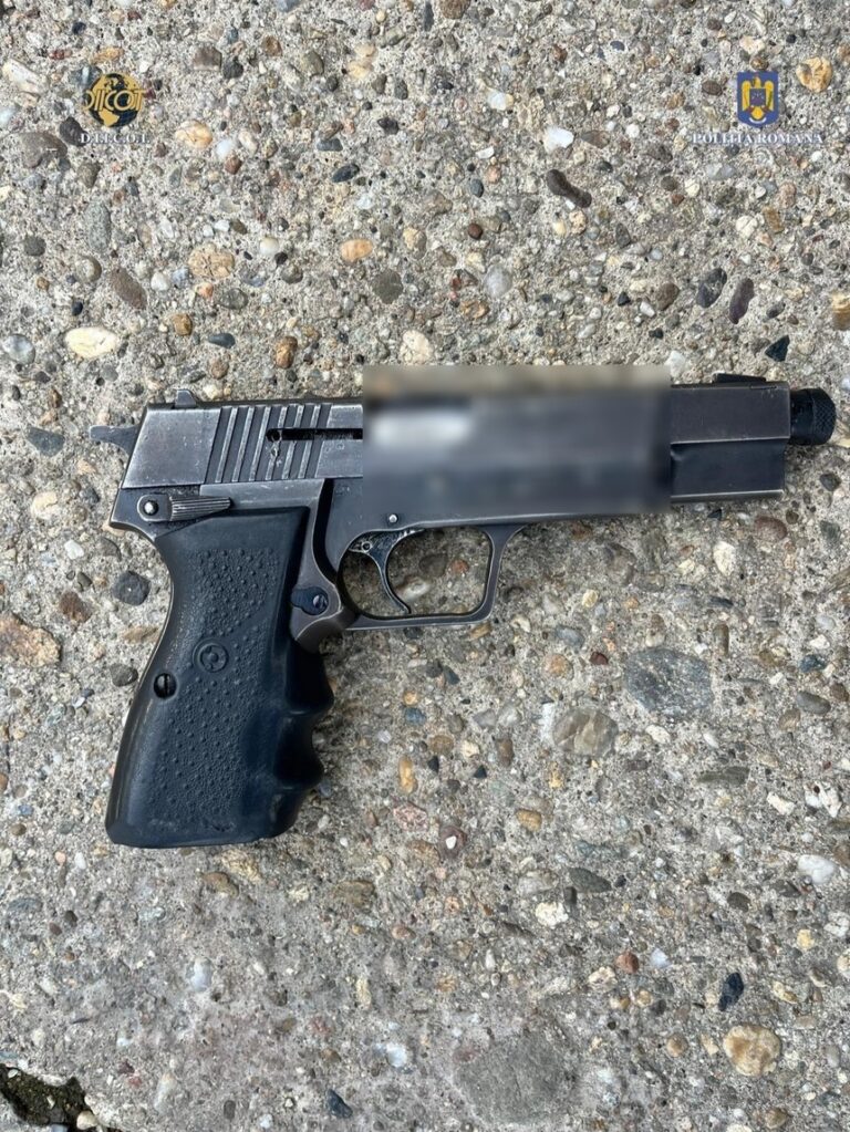 Arad: Bărbat suspectat de trafic de droguri, prins în flagrant cu un pistol de calibru 9 mm şi gloanţe asupra sa