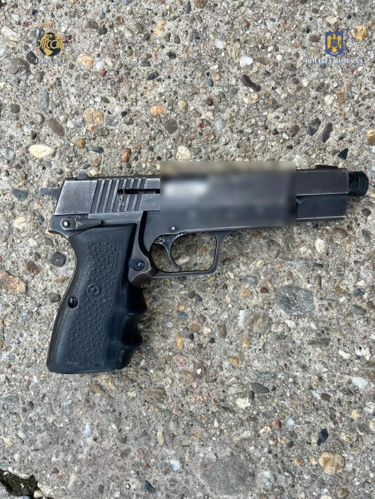  Arad: Bărbat suspectat de trafic de droguri, prins în flagrant cu un pistol de calibru 9 mm şi gloanţe asupra sa