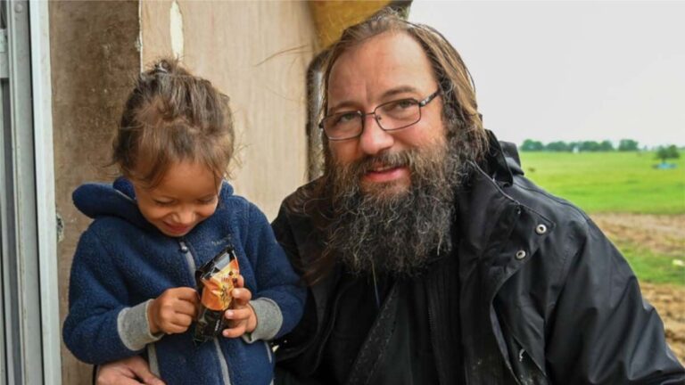 Centrul social pe care părintele Damaschin vrea să-l ridice în Tătărași a iscat scandal printre vecini: „Sunt petreceri noaptea”. Replica preotului: „Deranjează? E atât de grav?”