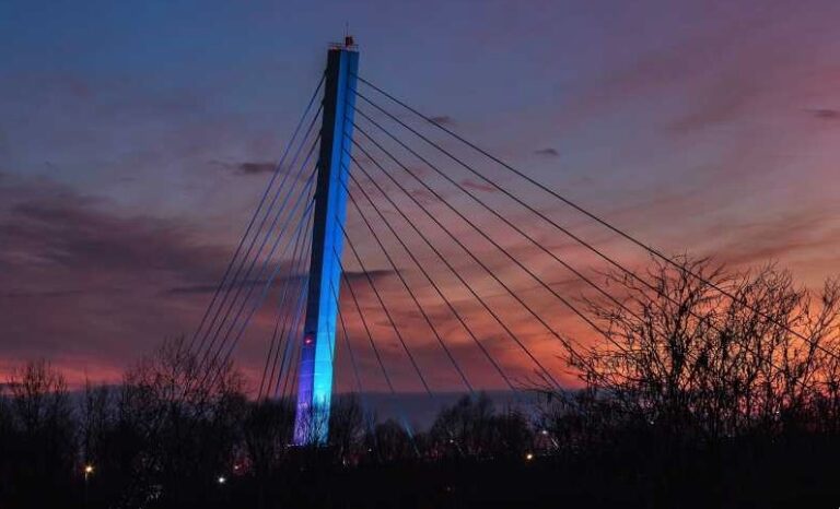 Sesizare neobișnuită la Primăria Arad: Luminile decorative ale unui nou pod colorează „deranjant„ cerul