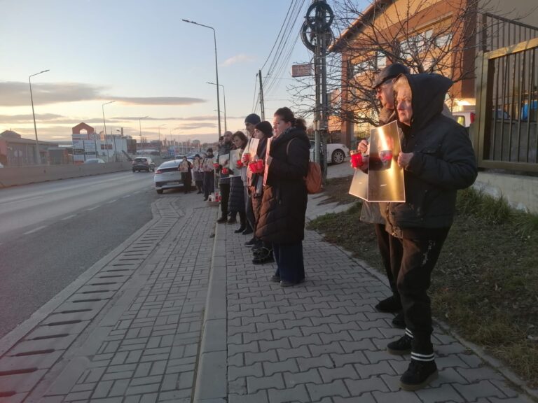 FOTO A treia zi de protest în Valea Lupului, la o trecere de pietoni de pe Europeană, unde un tânăr de 17 ani a fost accidentat mortal