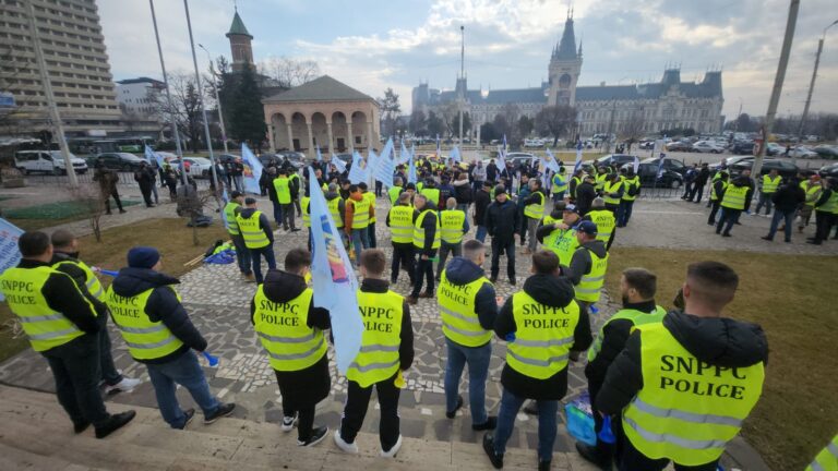 300 de sindicalişti din Poliţie, penitenciare şi Poliţia de Frontieră au protestat împotriva Ordonanţei Trenuleţ la Iași