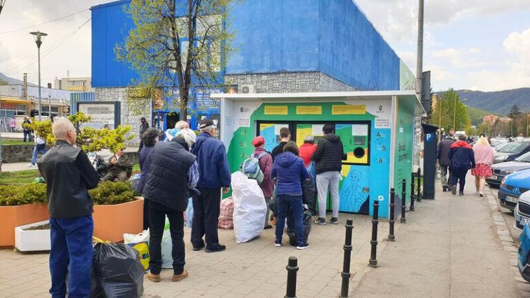Nu ai chef să stai la coadă la reciclare cu sacul de ambalaje în mână? Există o aplicație care rezolvă problema. Povestea afacerii a doi tineri din Iași