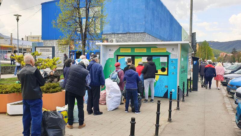Nu ai chef să stai la coadă la reciclare cu sacul de ambalaje în mână? Există o aplicație care rezolvă problema. Povestea afacerii a doi tineri din Iași