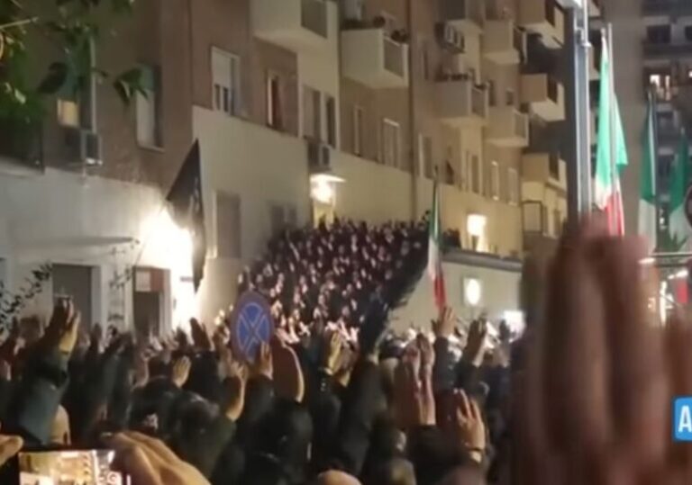 Aproximativ 1.300 de persoane fac salutul fascist la o adunare fascistă uriaşă în centrul Romei