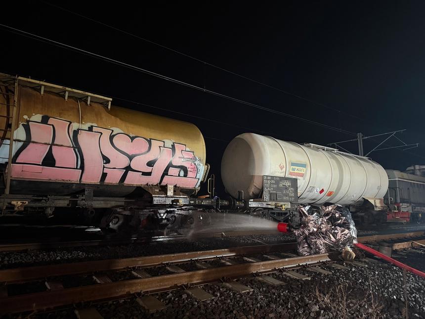 Autorităţile au decis evacuarea persoanelor aflate pe o rază de 200 de metri în jurul gării din Albeşti, unde se scurge benzină dintr-un vagon